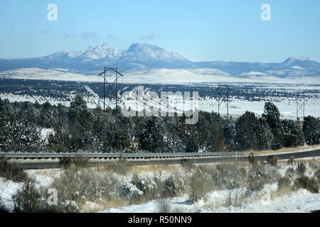 Fahren Sie auf der Interstate 40 in Arizona, USA, im Winter Stockfoto