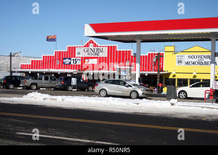 Malerische Geschäfte am Straßenrand an der Route 66 in Seligman, Arizona, USA Stockfoto