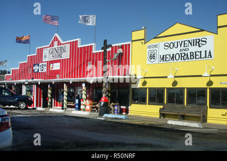 Malerische Geschäfte am Straßenrand an der Route 66 in Seligman, Arizona, USA Stockfoto