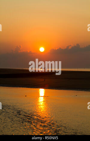 Sonnenaufgang auf dem kuakata Meer Strand, lokal als agar Kannya' oder die Tochter des Meeres bekannt. Es ist eines der seltensten natürlichen Flecken, die die vollständige bietet Stockfoto