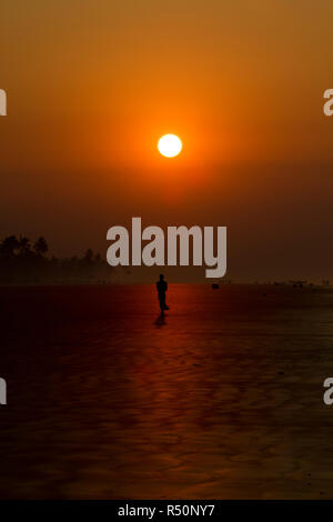 Sonnenaufgang auf dem kuakata Meer Strand, lokal als agar Kannya' oder die Tochter des Meeres bekannt. Es ist eines der seltensten natürlichen Flecken, die die vollständige bietet Stockfoto