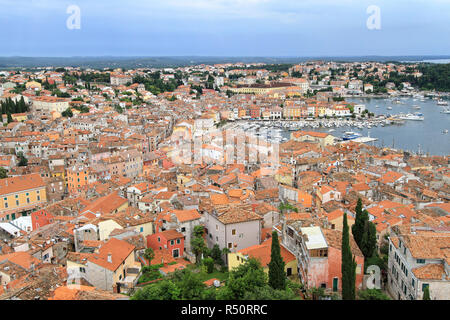 ROVINJ, KROATIEN - 19. Juni: Luftaufnahme von Rovinj, die am 19. Juni 2010. Die malerische Stadt und den Hafen Blick vom Kirchturm in Rovinj, Kroatien. Stockfoto