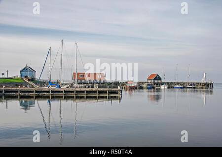 Sneek, Niederlande. November 4, 2018: Blick auf den Hafen auf einer windstillen Tag im Herbst mit Badesteg, Yachten und kleine hölzerne Gebäude widerspiegelt Stockfoto