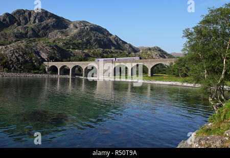 Eine Klasse 156 Köpfe über Loch Nan Uamh Viadukt über dem West Highland Erweiterung am 28.5.18 Stockfoto