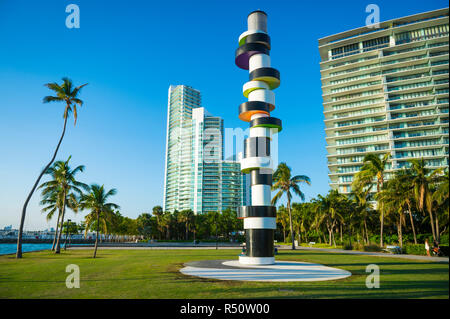 MIAMI - ca. September 2018: Moderne Eigentumswohnung Türme Rahmen einer abstrakten Lighthouse Tower am South Pointe Park in South Beach. Stockfoto