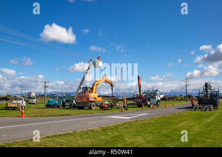 Coalgate, Canterbury, Neuseeland - 27. September 2018: Power Linienrichter arbeiten auf dem Setzen neue Pole und Instandsetzung und Verbesserung der Stromversorgung Stockfoto