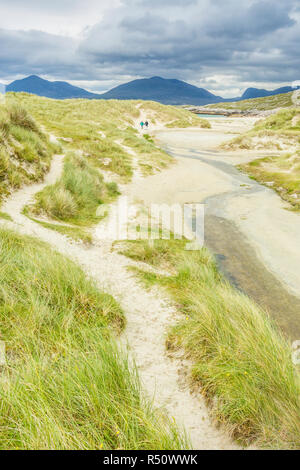 Ein paar entlang führt ein Weg zu Luskentire Strand, Isle of Harris, Äußere Hebriden, Schottland, UK Stockfoto