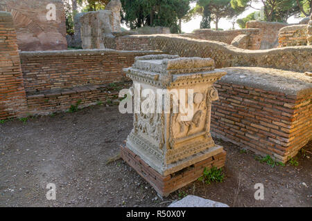 Ostia Antica in Rom, Italien. Darstellung der Wölfin mit den Zwillingen auf dem Altar des Mars und Venus, in der Nähe des Heiligtums der Ara der Zwillinge Stockfoto