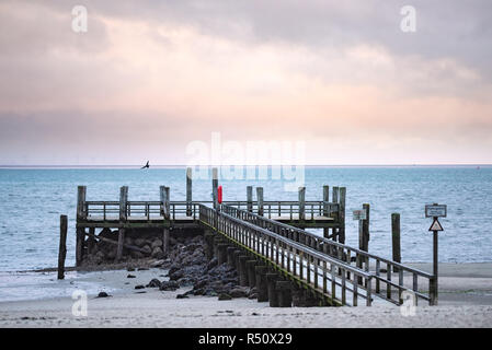 Pier am Strand von Wyk auf der Insel Foehr im kalten November Stockfoto