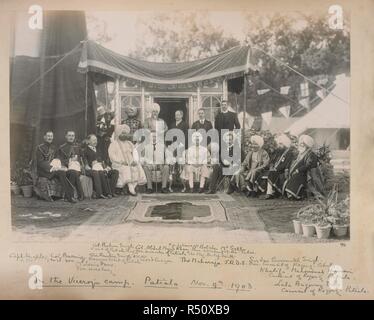 Foto von einer Gruppe einschließlich Lord Curzon und der Maharadscha von Patiala. Im Lager des Vizekönigs, Patiala, 10. November 1903. Sitters genannt; von links: "Capt Keighley, ADC, Kol Baring, MIL-S; Herr Louis Däne, für Staatssekretär; Sir Ranbir Singh, KCSI, Kanwar Sahib von Patiala, Kol Pretum Singh, C in C von Patiala Truppen; Kol Abdul Majid Khan, für Minister von Patiala; Lord Curzon; F.W. Latimer; Der Maharadscha; Herr Kropf, Pers assistent Maj Dunlop Smith; Herr verkauft, Herrn Tutor; J.R.D.S. [Dunlop Smith]; Sirdar Gurmukh Singh, Pres, der Regentschaftsrat, Patiala; Khalifa Mahomed Hussain, der Regentschaftsrat, Patia Stockfoto