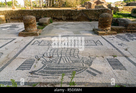 Ostia Antica in Rom, Italien. Mosaik auf dem Shop Floor auf der Piazzale delle Corporazioni Stockfoto