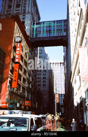 Jack's Welt 99 cent Store in Midtown Manhattan und die Sky Bridge West 32nd Street, New York City, Vereinigte Staaten von Amerika, NY, USA Stockfoto