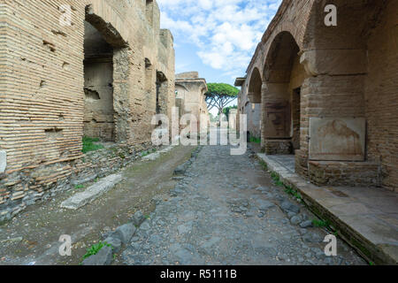Ostia Antica in Rom, Italien. Archäologische Römische Reich street view mit original antiken römischen Gebäuden Stockfoto