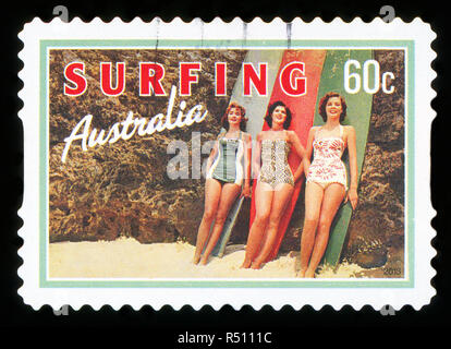 Australien - ca. 2013: Eine Briefmarke gedruckt in Australien gewidmet Surfen, zeigt Strandschönheiten, ca. 2013 Stockfoto