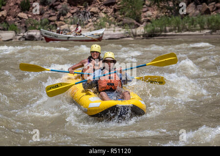 Ein Mann und eine Frau Paddeln ein inflatableÂ Kajak durch Stromschnellen auf einem Green River Rafting Trip - Desolation/GrayÂ Canyon, Utah, USA Stockfoto