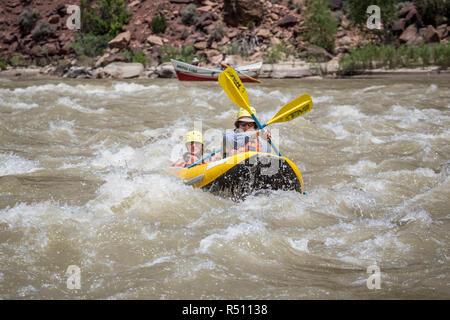 Ein Mann und eine Frau Paddeln ein inflatableÂ Kajak durch Stromschnellen auf einem Green River Rafting Trip - Desolation/GrayÂ Canyon, Utah, USA Stockfoto