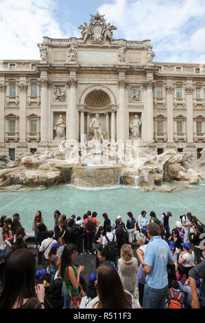 Monumentale Fontana di Trevi (Trevibrunnen) aus dem XVIII Jahrhundert, entworfen von Niccolo Salvi für Papst Clemens XII ist einer der bekanntesten Quelle Stockfoto