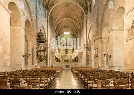 Innenraum der Kathedrale von Lund mit dem Kirchenschiff, Altar und Mosaik in weiches Licht, Lund, Schweden, 16. November 2018 Stockfoto