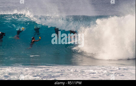 Surf Fotografen schießen ein Surfer in einer Welle Stockfoto