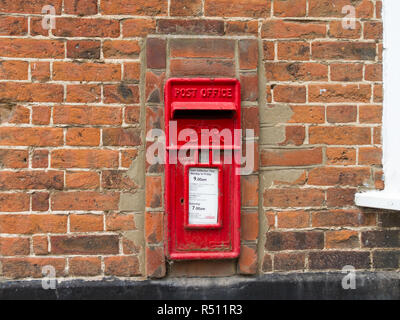 Gusseisen ER II Post Post Box Mounter in Mauer Stockfoto