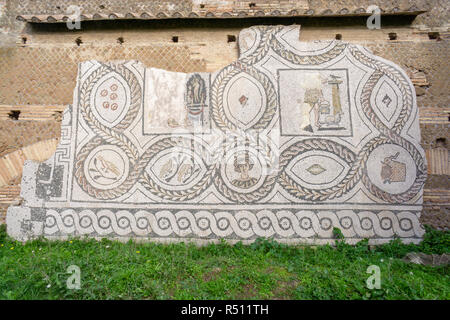 Ostia Antica in Rom, Italien. Römische Mosaik Farbe an der Wand entfernt Stockfoto