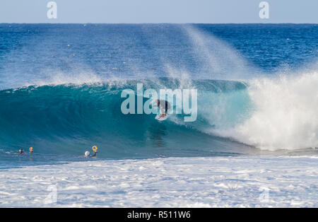 1/08/18, Hale'iwa Hawaii: Kelly Slater von surf Fotografen Surfen eine Welle erfasst Stockfoto