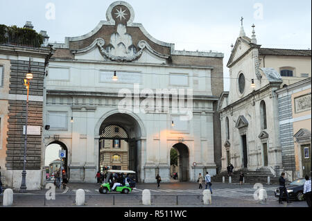 Porta del Popolo Tor in Aurelianischen Mauern und Renaissance und Barock Basilika Santa Maria del Popolo (Basilika Santa Maria del Popolo) auf der Piazza del Stockfoto