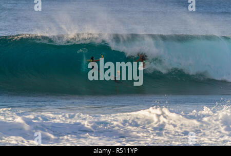 Surf Fotografen schießen ein Surfer in einer Welle Stockfoto