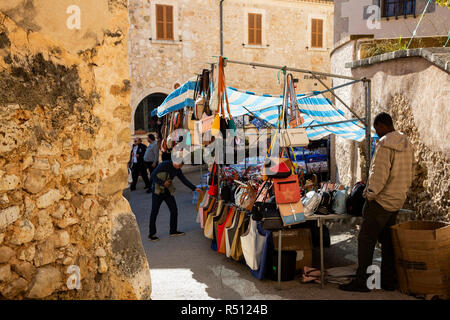 Handtaschen zum Verkauf auf dem Wochenmarkt in der Ortschaft Sineu, Mallorca, Mallorca, Balearen, Spanien, Europa Stockfoto