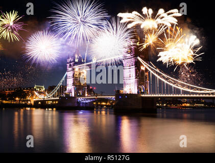 Festliche Feuerwerke über die Tower Bridge - Neues Jahr Ziel. London. Großbritannien Stockfoto