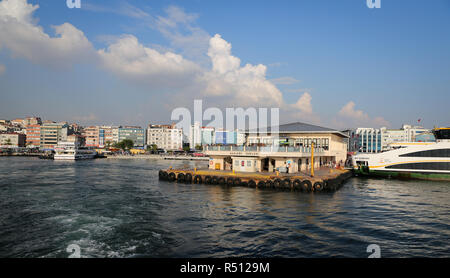 ISTANBUL, Türkei - 28. JULI 2018: kadiköy Fährhafen in Istanbul City Stockfoto