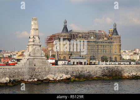 ISTANBUL, Türkei - 28. JULI 2018: Haydarpasa Bahnhof wird nach Dach Feuer wiederhergestellt. Station wurde im Jahr 1909 gebaut. Stockfoto