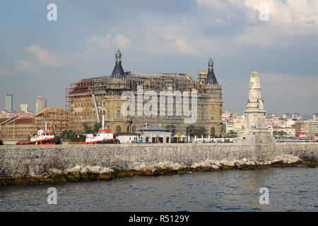 ISTANBUL, Türkei - 28. JULI 2018: Haydarpasa Bahnhof wird nach Dach Feuer wiederhergestellt. Station wurde im Jahr 1909 gebaut. Stockfoto
