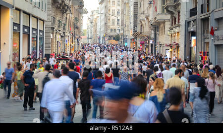 ISTANBUL, Türkei - 28. JULI 2018: Menschen auf der Istiklal Street. Der Istiklal Straße ist das beliebteste Reiseziel in Istanbul für Shopping und Unterhaltung Stockfoto