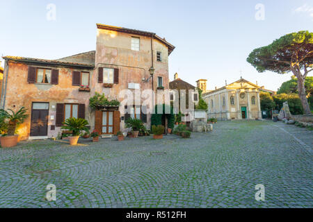 Ostia Antica in Rom, Italien. Das mittelalterliche Dorf oder Borgo in der Nähe der Ausgrabungen von Ostia alte Hafen des Römischen Reiches. Stockfoto