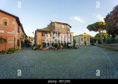 Ostia Antica in Rom, Italien. Das mittelalterliche Dorf oder Borgo in der Nähe der Ausgrabungen von Ostia alte Hafen des Römischen Reiches. Stockfoto