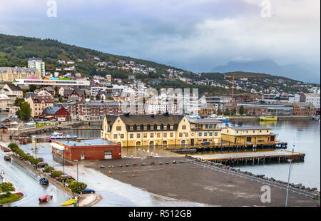 Blick auf den Hafen und die Innenstadt von Harstad, Hinnoya Insel, Troms County, Norwegen. Stockfoto