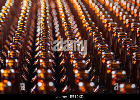 Glas Flasche im Werk für die Produktion von Glasbehältern. Glas Flasche Textur Stockfoto