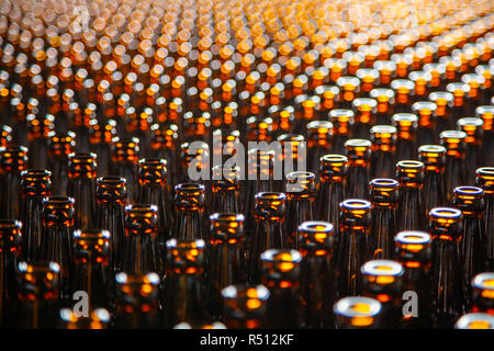 Glas Flasche im Werk für die Produktion von Glasbehältern. Glas Flasche Textur Stockfoto