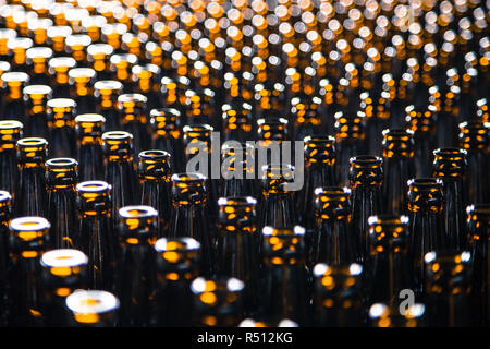 Glas Flasche im Werk für die Produktion von Glasbehältern. Glas Flasche Textur Stockfoto