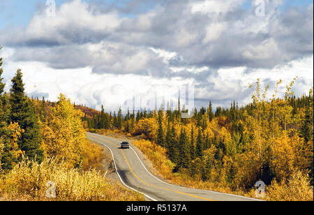 Gerät fährt Straße Alaska Wildnis Herbst Farbe zweispurigen Autobahn Stockfoto