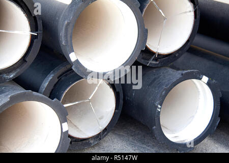 Große, schwarze Kunststoff Rohre für die Wasserversorgung Stockfoto