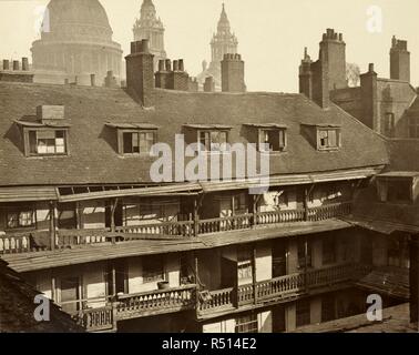 Die Oxford Arms Inn. Allgemeine Ansicht der Galerien, mit der St. Paul's Kathedrale im Hintergrund. Vom Fenster des Old Bailey. Hundert und zwanzig Platten mit Text, und Fünfzehn unveröffentlichte Platten. Gesellschaft für das Fotografieren von Reliquien des alten London. London, 1875. Quelle: Tab. 700 b3, Platte 6. Stockfoto