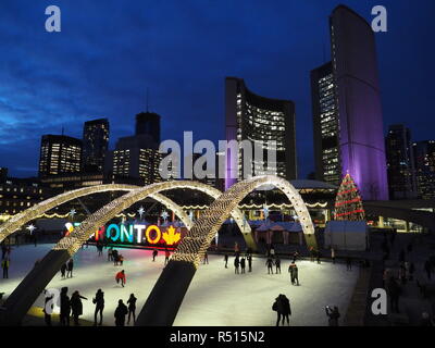 Eislaufbahn mit Weihnachtsbeleuchtung und beleuchtete Toronto anmelden, einen Abend vor Toronto die moderne Stadt Halle Stockfoto