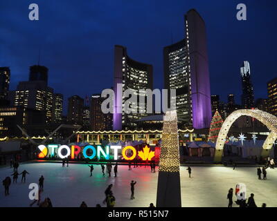 Eislaufbahn mit Weihnachtsbeleuchtung und beleuchtete Toronto anmelden, einen Abend vor Toronto die moderne Stadt Halle Stockfoto