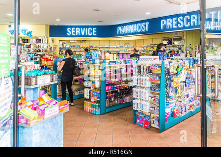 Port Douglas, Australien - 1. Juni 2015: die Menschen das Einkaufen in einer Apotheke. Qualifizierte Apotheker sind ermächtigt, Verordnungen zu füllen Stockfoto