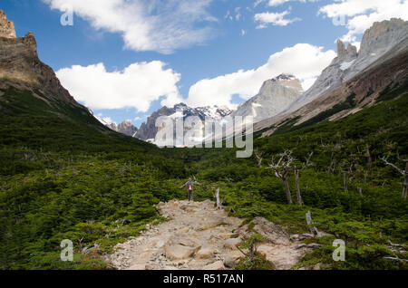 Wanderer, die zum Französischen Tal in Torres del Paine Circuit Stockfoto