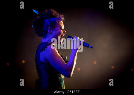 Den internationalen Hit La Clique kehrt in Edinburgh mit eine brandneue Show, La Clique Noël - Teil Deux, die über dem Kopf, unter der Haut, und b Stockfoto