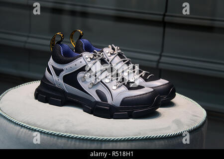 GUCCI Sneakers in einem Schaufenster Stockfoto