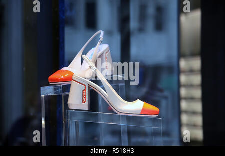 PRADA Schuhe in einem Schaufenster Stockfoto